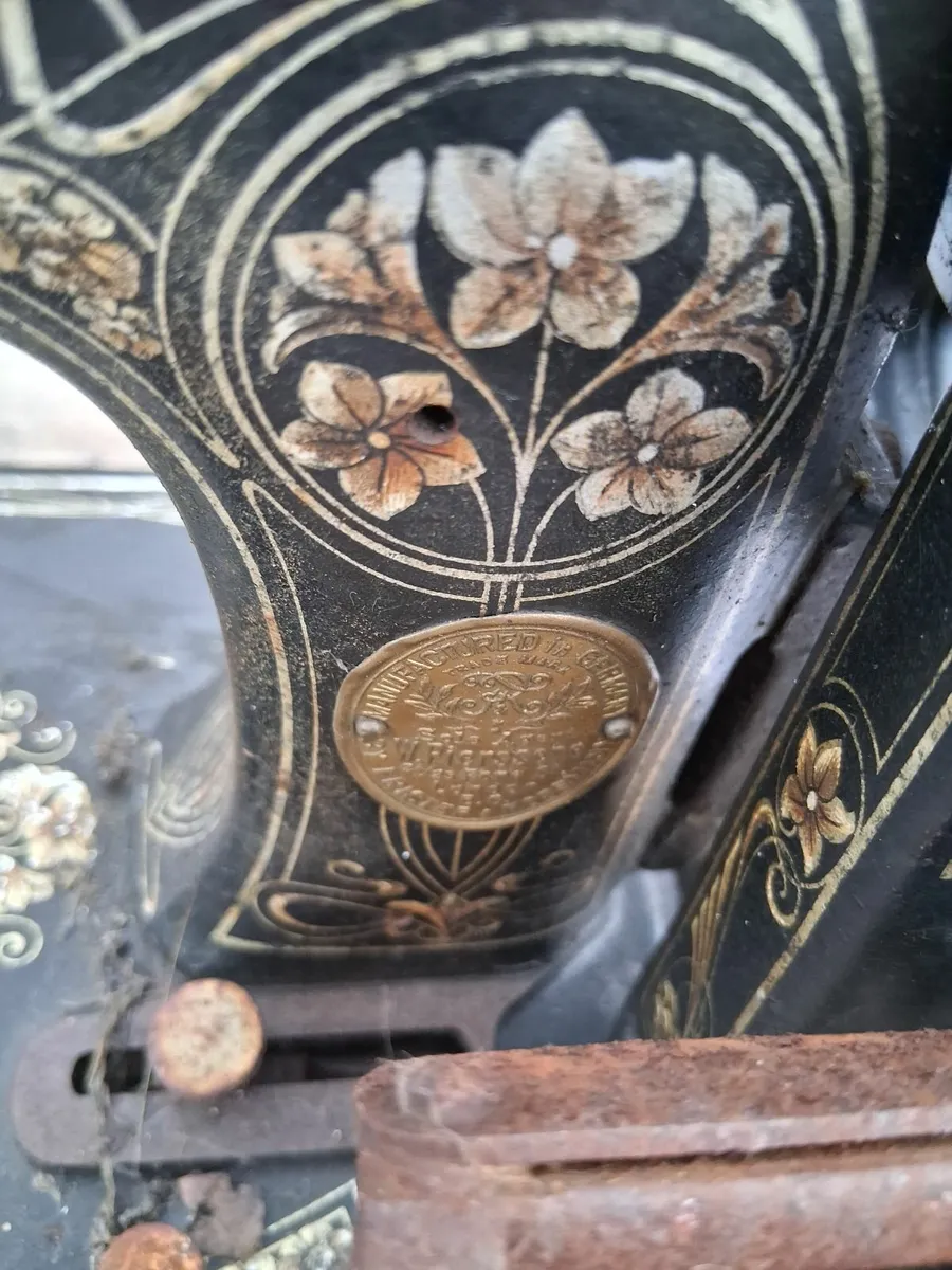 Antique sewing machine - Image 1