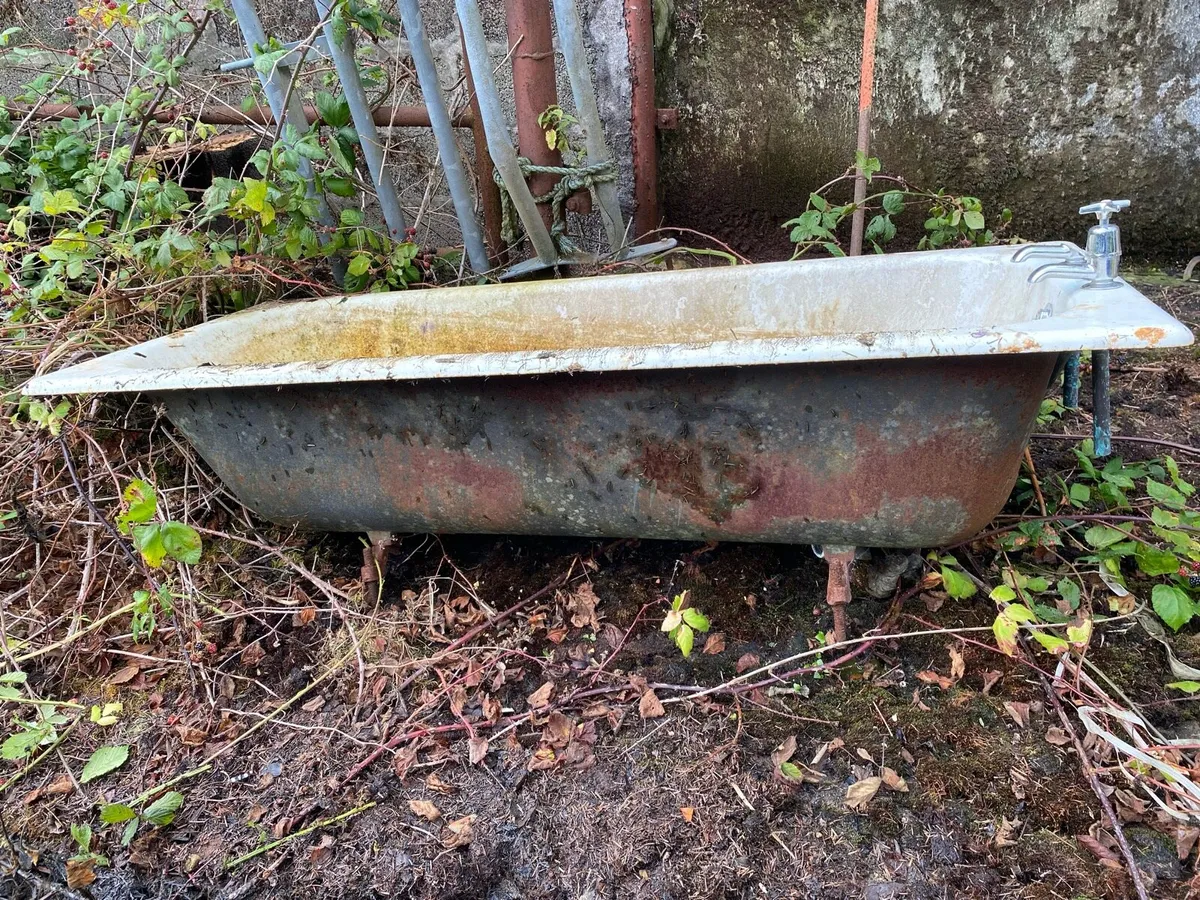 Old Cast-Iron Bathtub – Heavy & Solid - Image 1