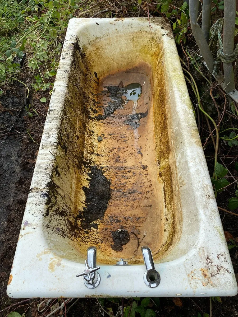 Old Cast-Iron Bathtub – Heavy & Solid - Image 2