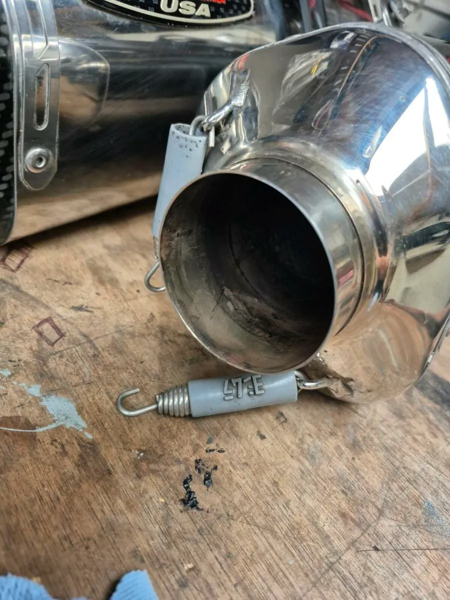 Yoshimura slip on cans - Image 4