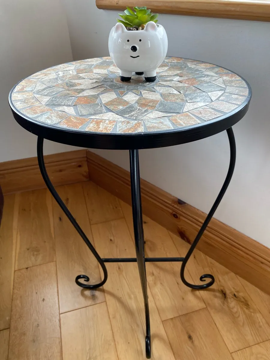 Round Table -Iron - Image 1