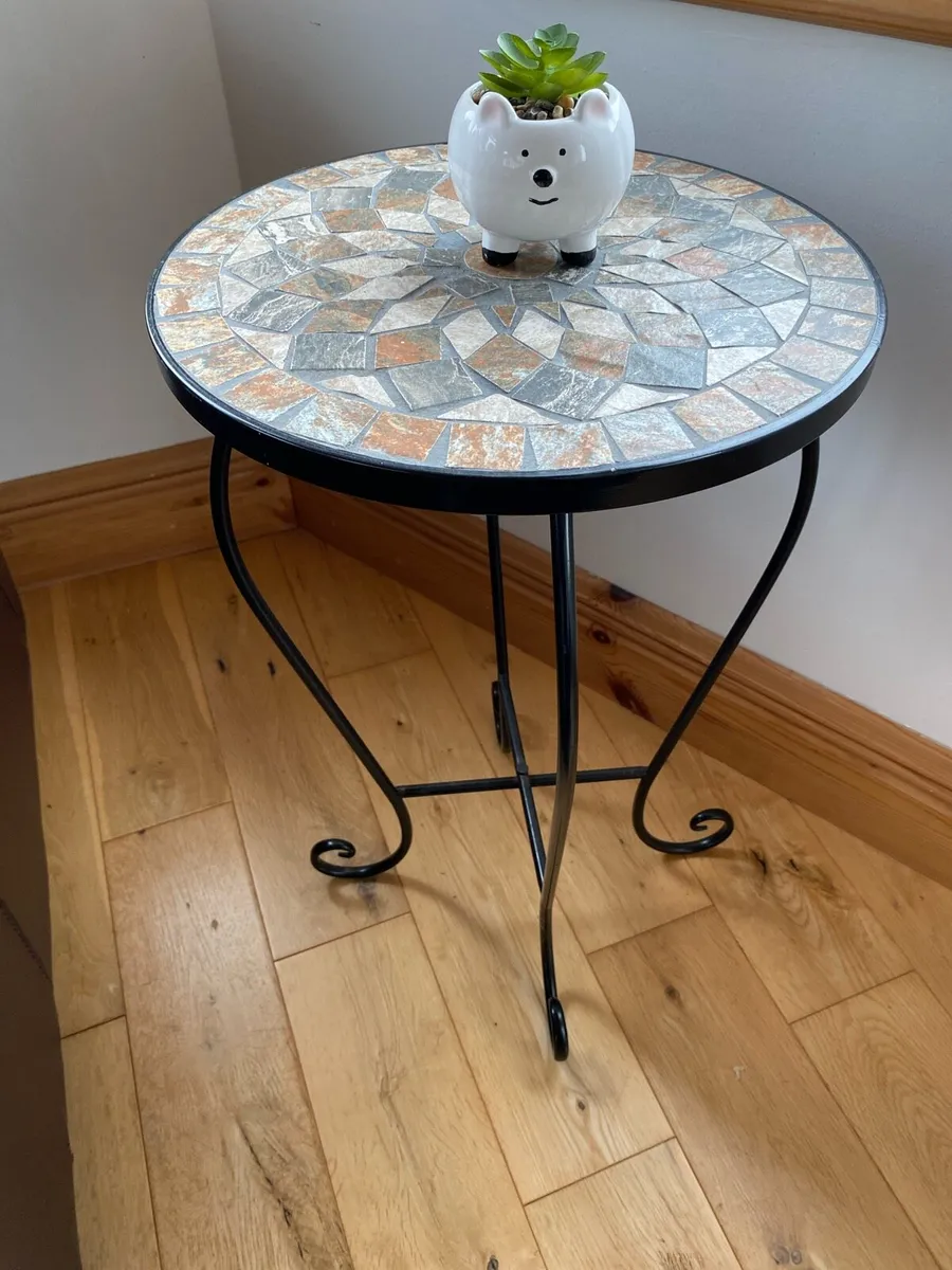 Round Table -Iron - Image 3