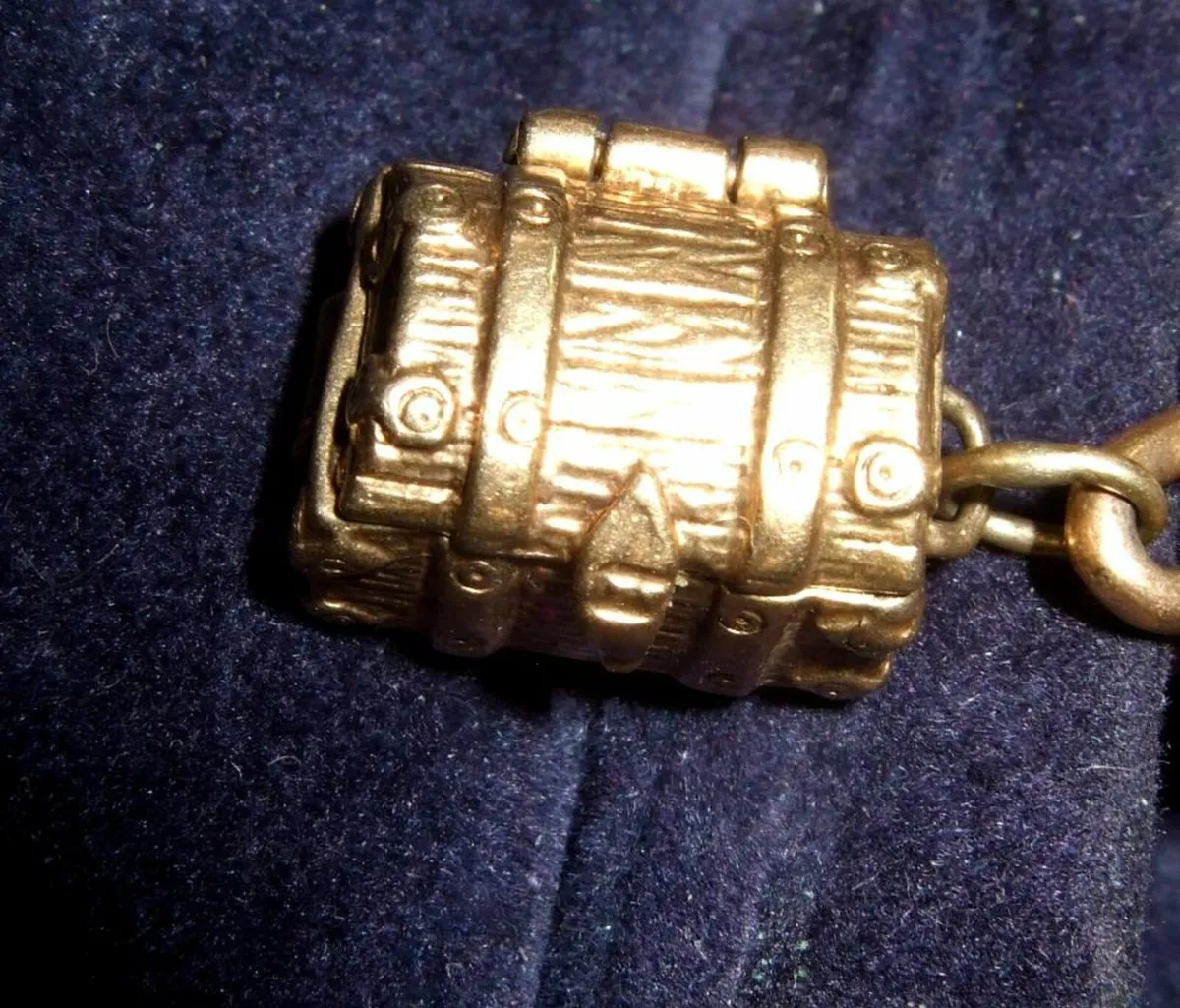 Vintage Hallmarked 9ct Gold 'Treasure Chest' Charm - Image 2