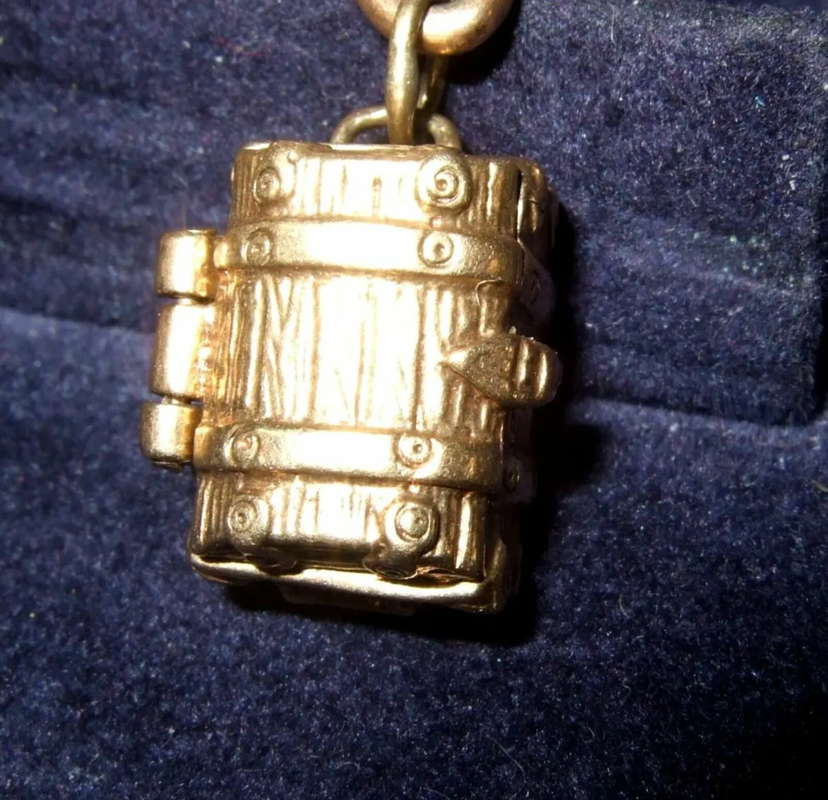 Vintage Hallmarked 9ct Gold 'Treasure Chest' Charm - Image 3
