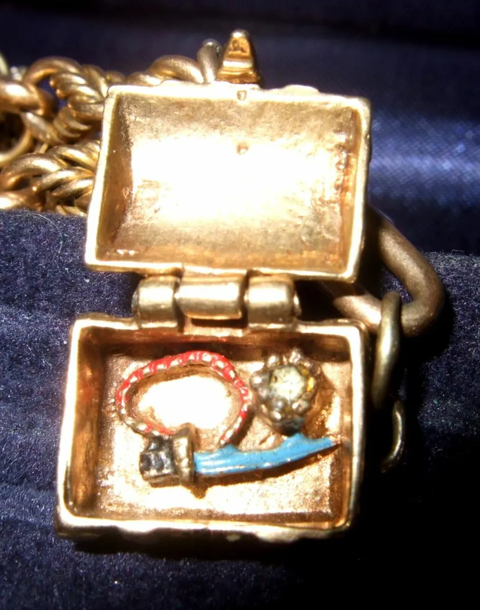 Vintage Hallmarked 9ct Gold 'Treasure Chest' Charm - Image 1