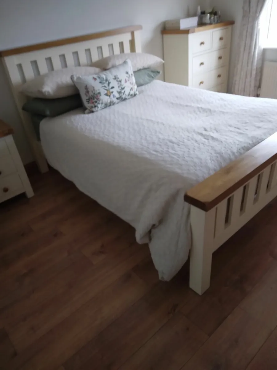 Somerset Brdroom furniture As new - Image 4