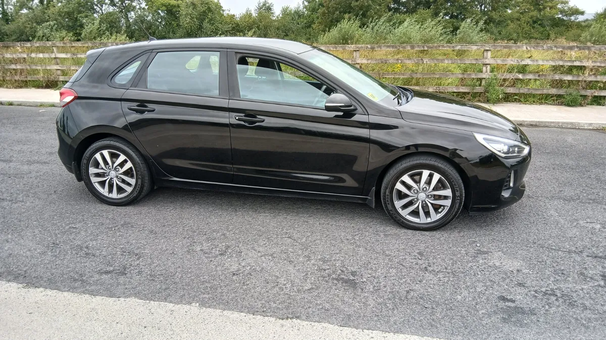 Hyundai i30 2017 deluxe hatch back - Image 2