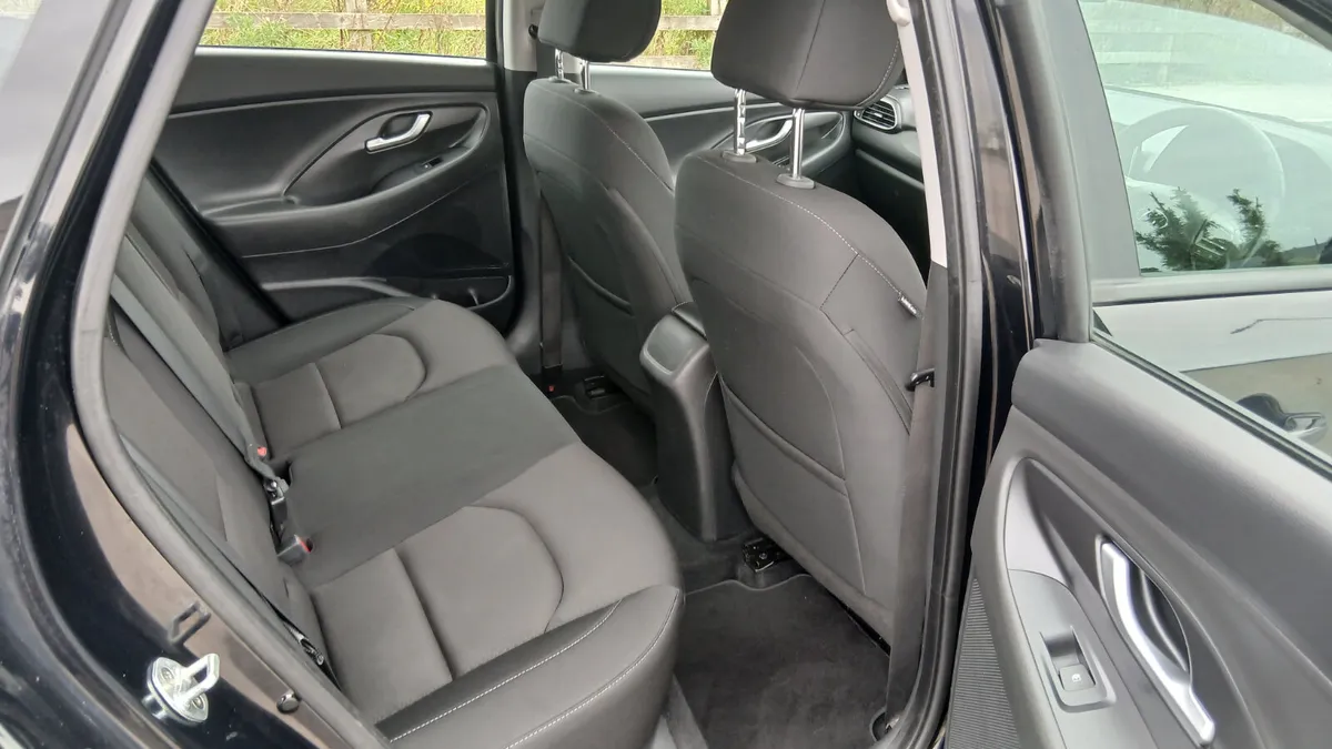 Hyundai i30 2017 deluxe hatch back - Image 4