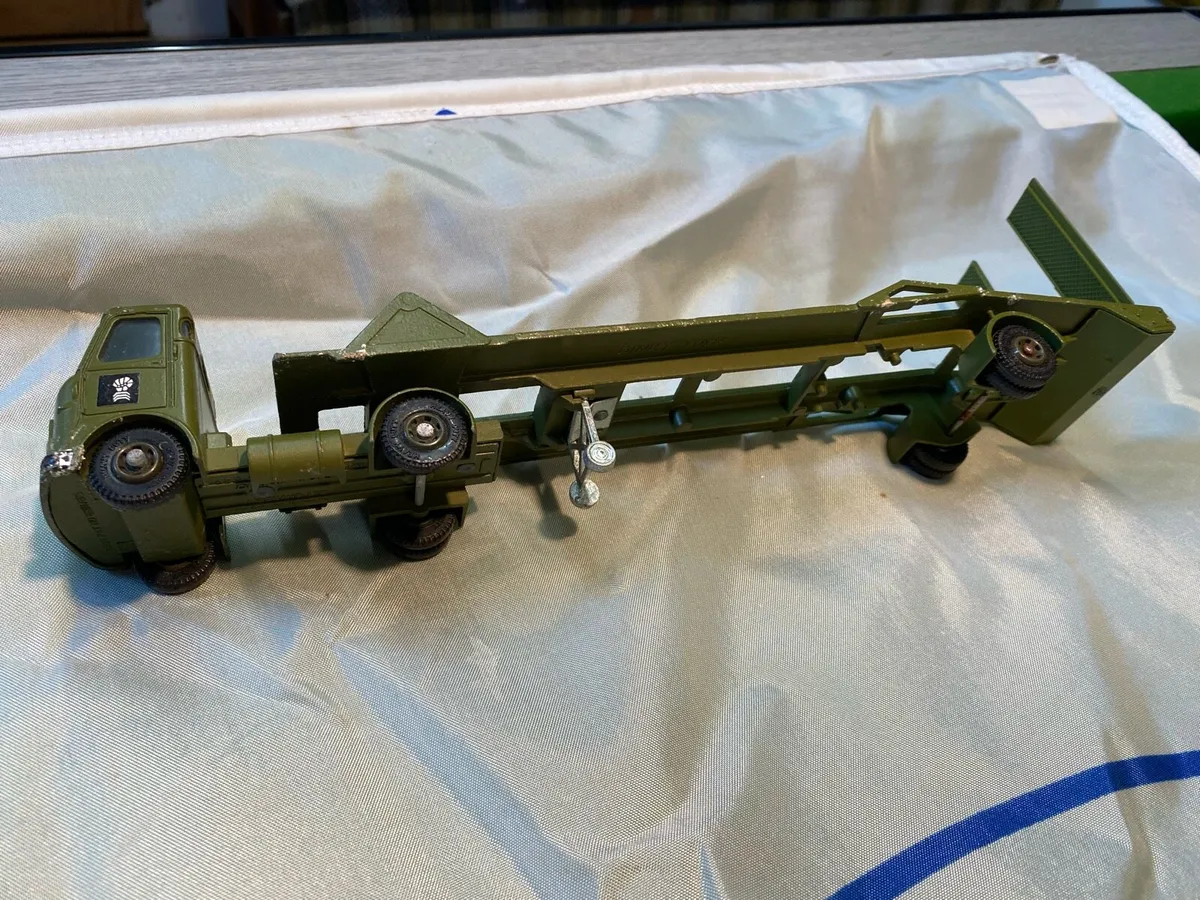 Dinky AEC Articulated Lorry & Chieftain Tank - Image 3