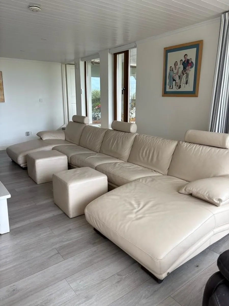 Natuzzi - Real Cream Leather - 5 Seater Sofa with double chaises. 2 matching footstools and 3 headrests - Image 1