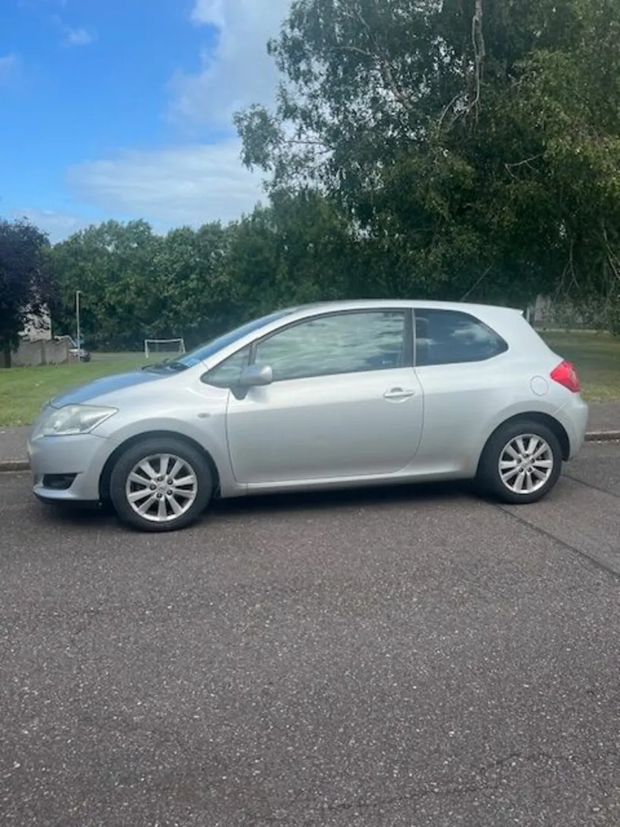 Toyota Auris 2009 - Image 2