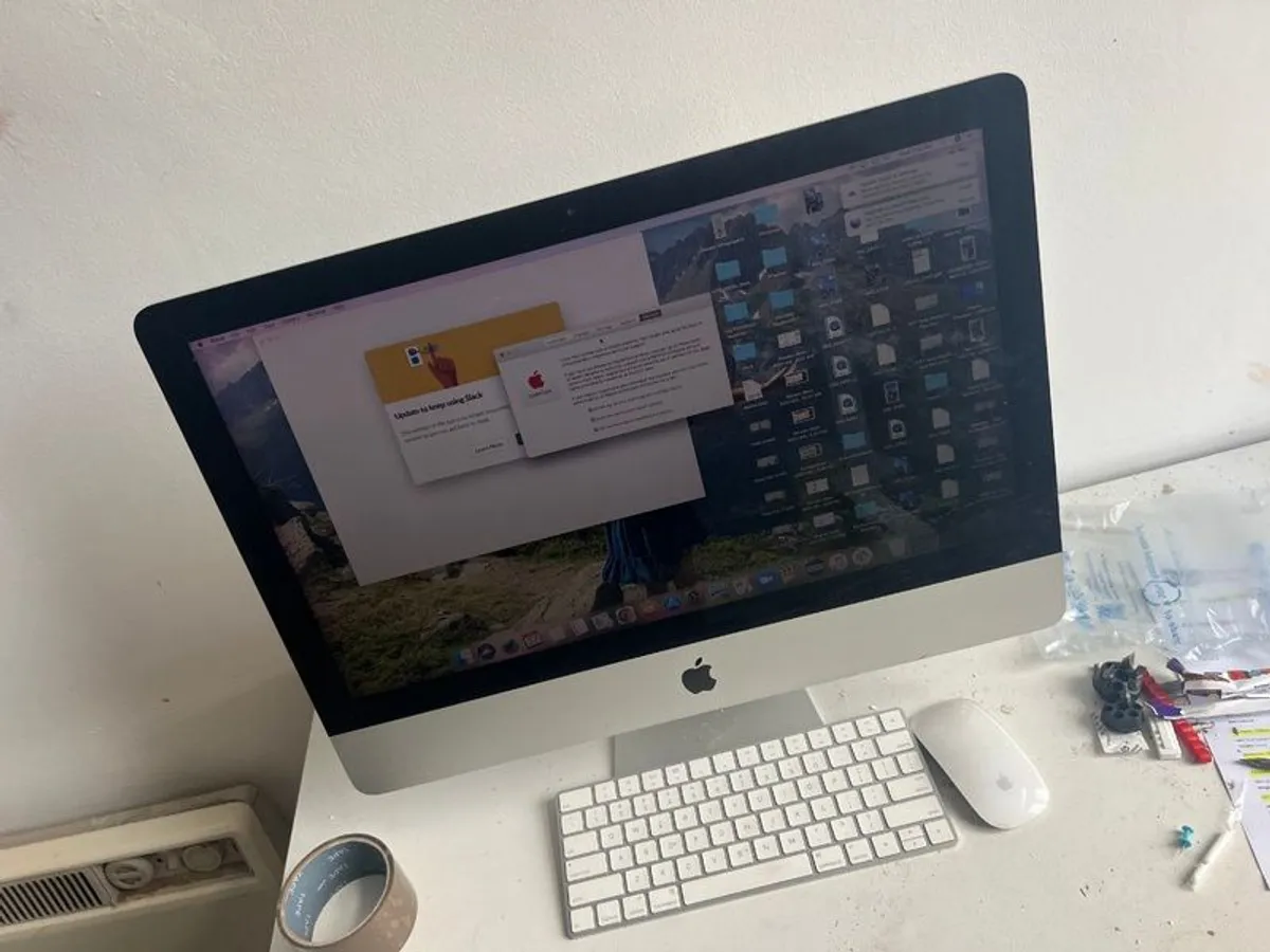 iMac 21.5" Retina 4K (Late 2015) with Apple Keyboard, Magic Mouse & Carry Case - Image 1
