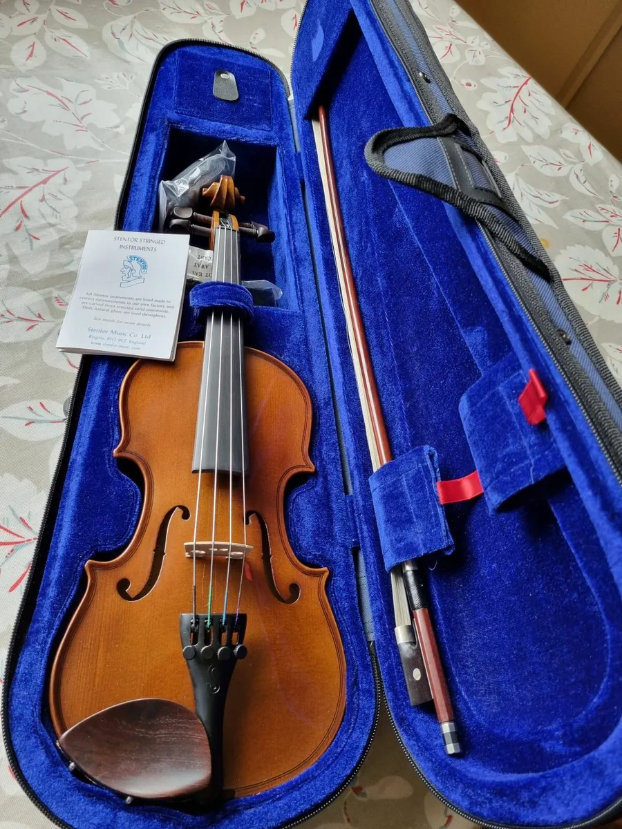 1/4  Size Stentor Student 1 Violin Kit - Image 1