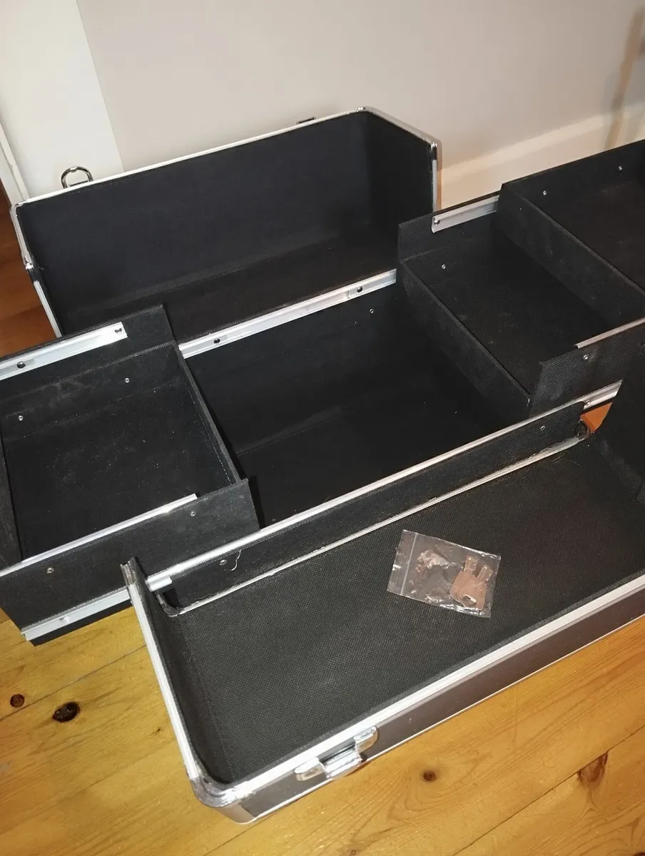 Makeup cosmetic case, vanity box with accessories - Image 4