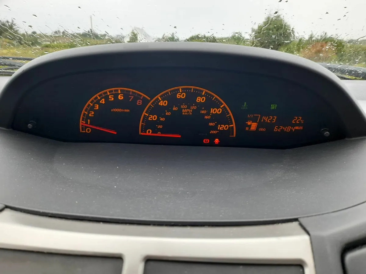 Toyota Yaris 2010 - Image 2
