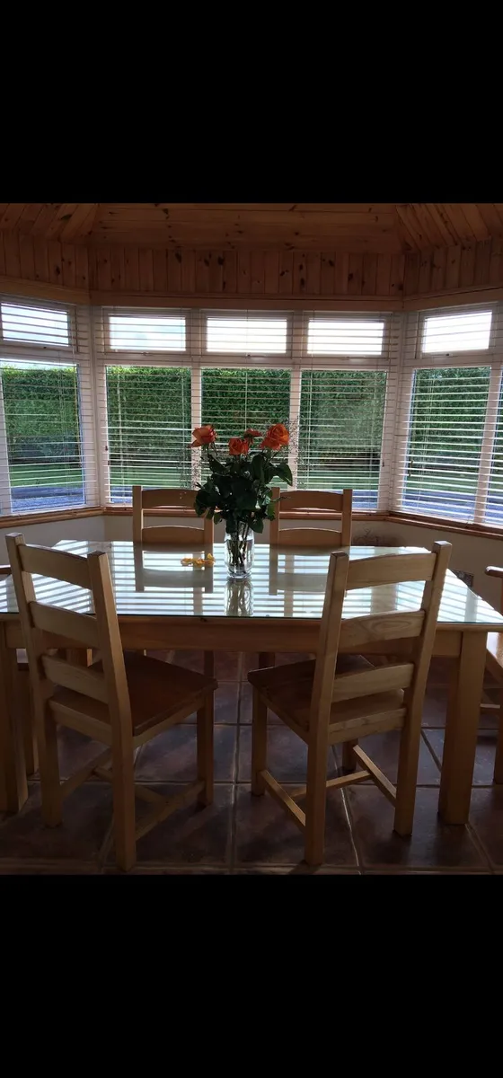 Kitchen table and chairs - Image 1