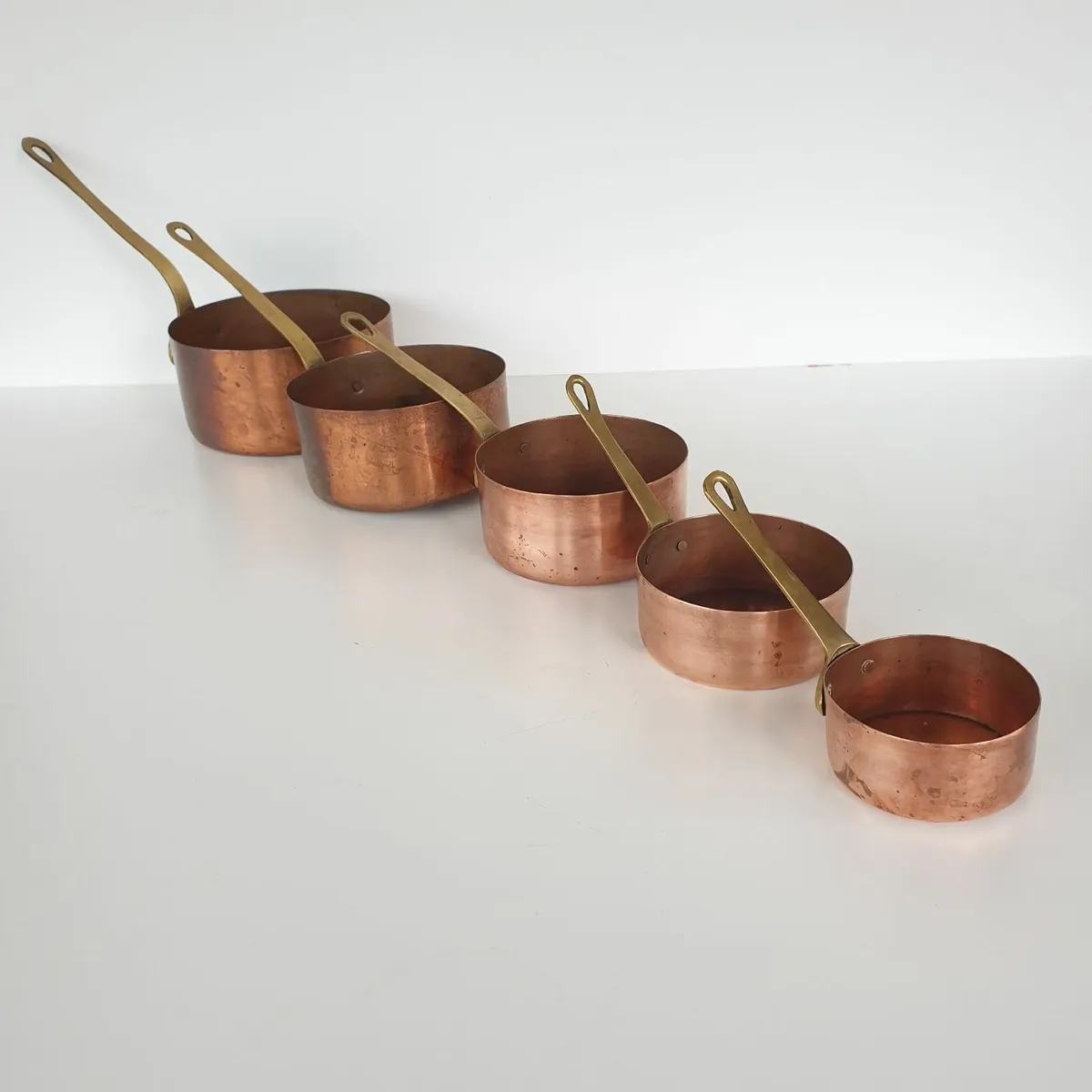 Vintage graduated copper pans X 5 - Image 1