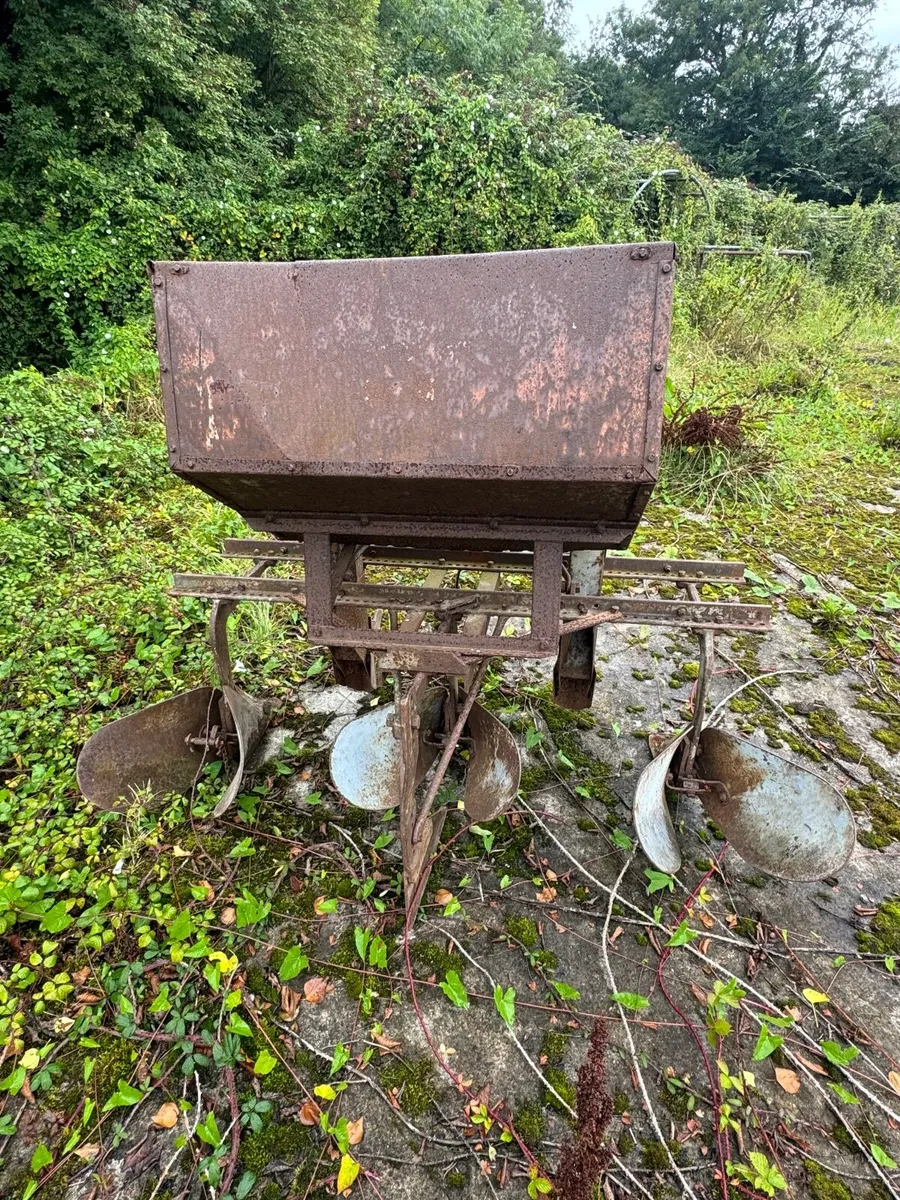 Ferguson ridger, mower, disc harrow, link box - Image 1