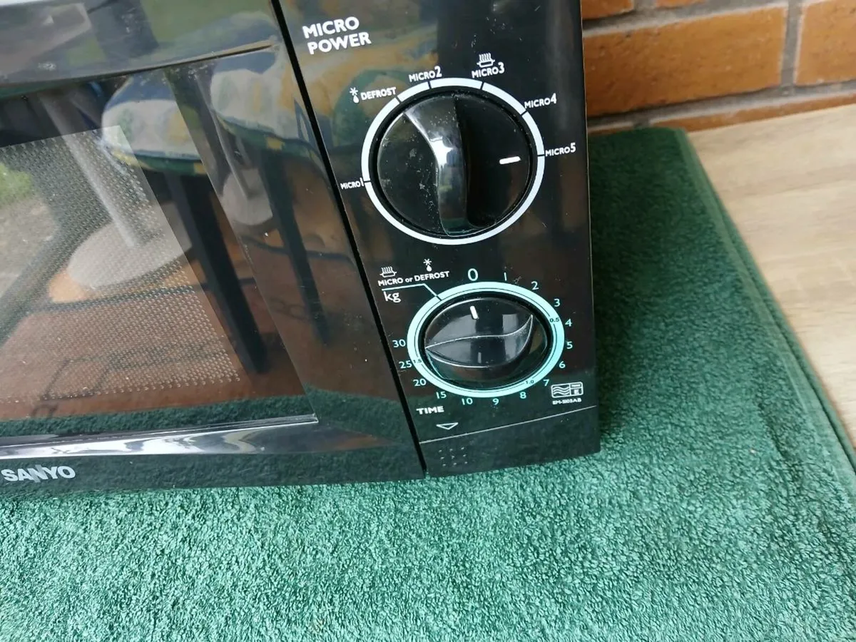 Sanyo microwave oven. - Image 2