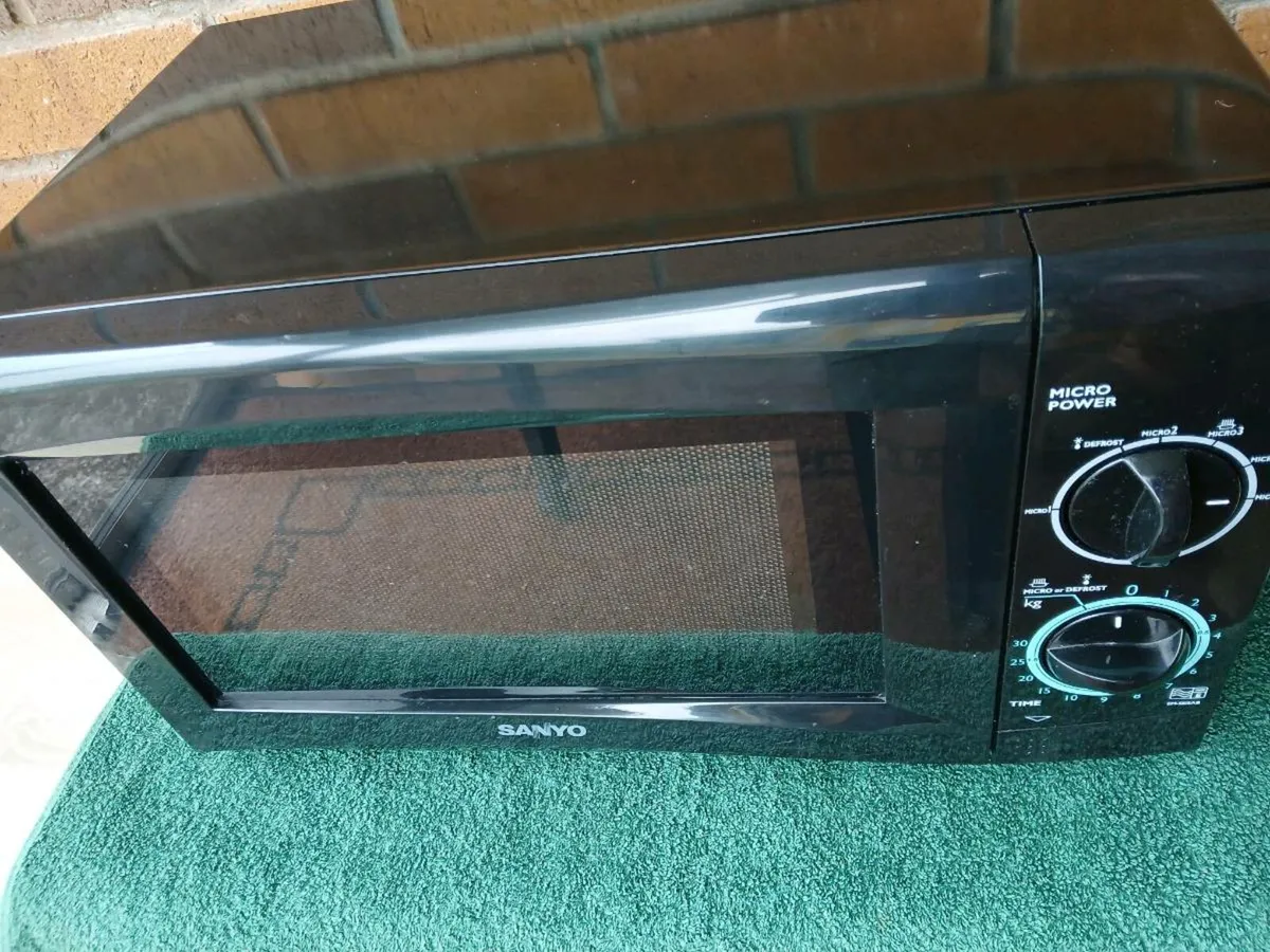 Sanyo microwave oven. - Image 3