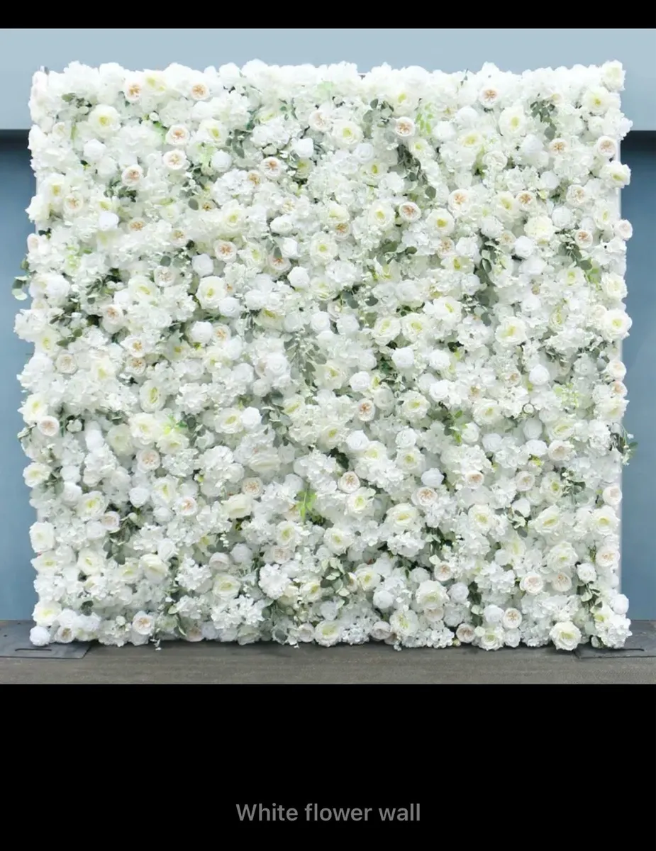 White & Read flower wall with 2 gigantic red roses - Image 4