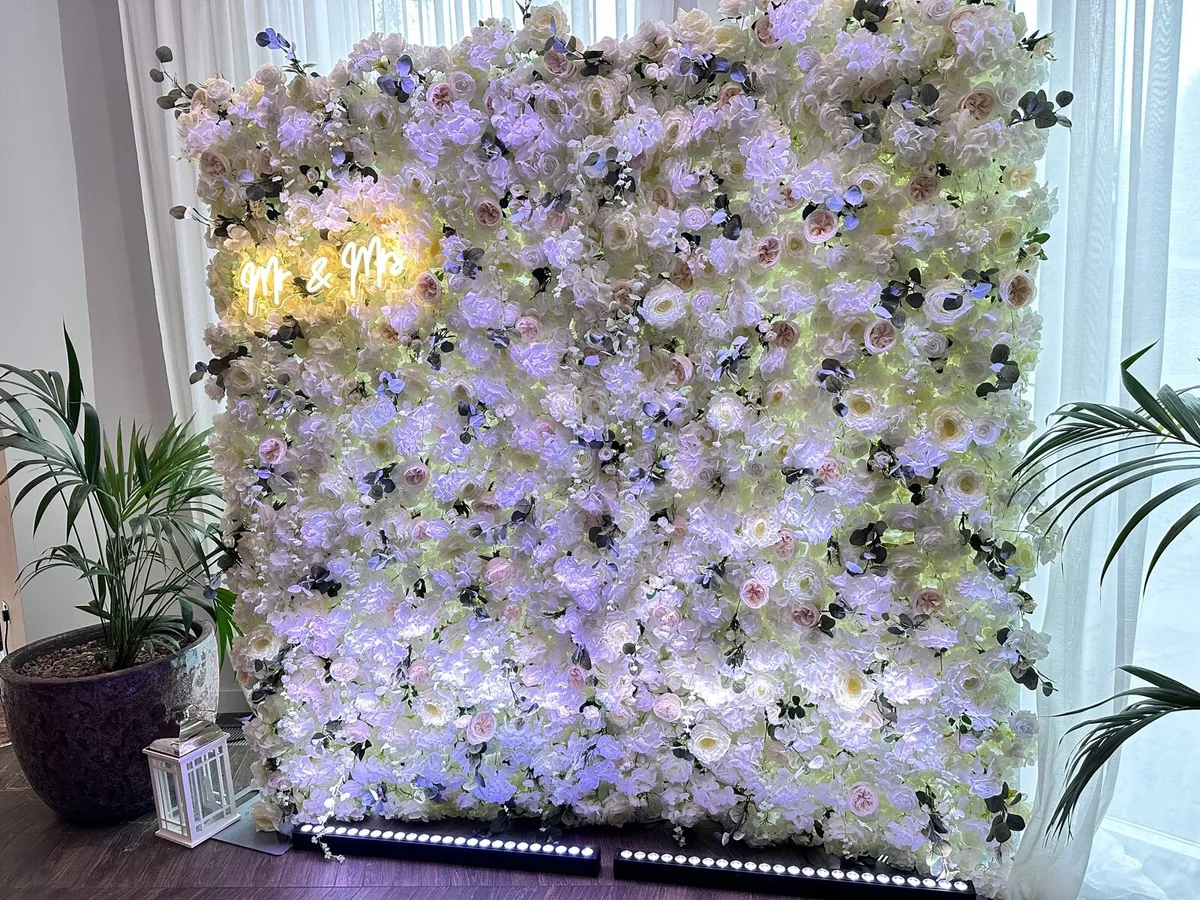 White & Read flower wall with 2 gigantic red roses - Image 1