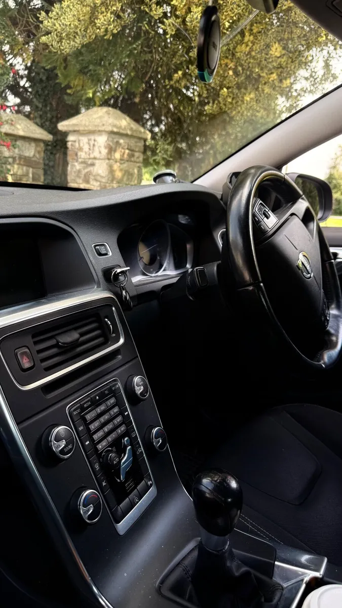 Volvo S60 2013 - Image 2