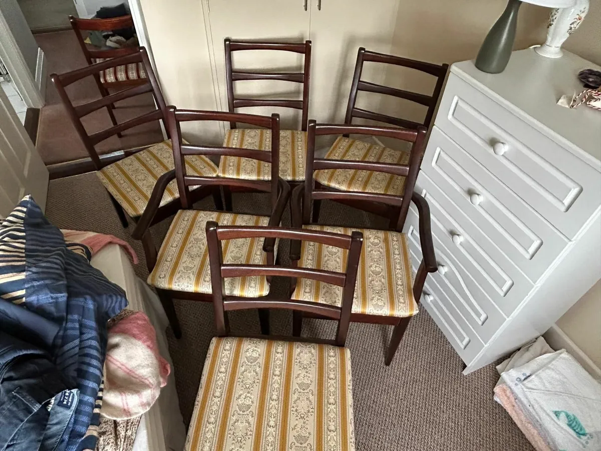 Table and chairs - Image 1