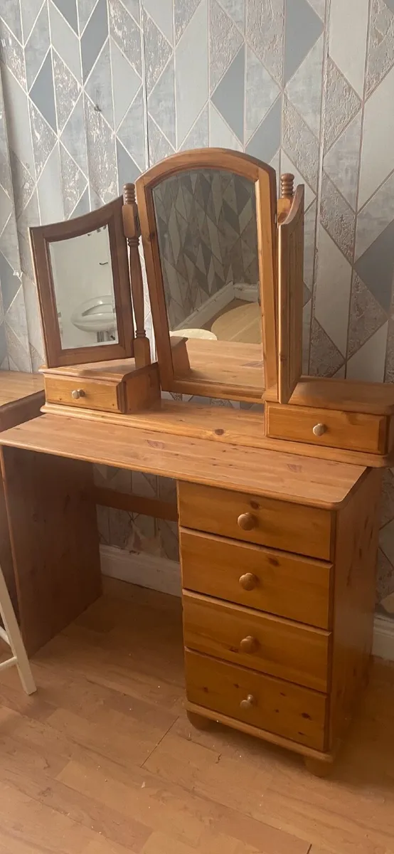 Desk  with  mirror