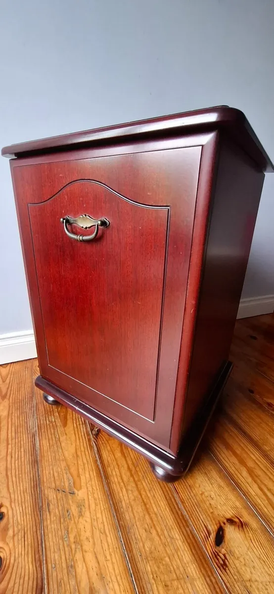 Mahogany Cabinet - Image 1