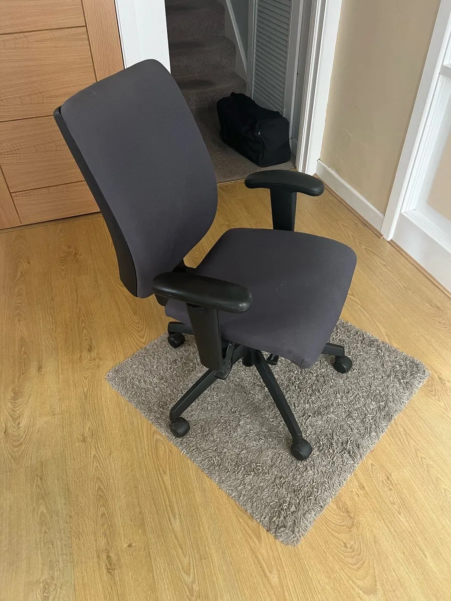 Office chair - Image 1