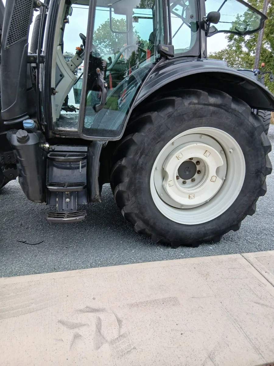 Valtra N154 & loader - Image 4