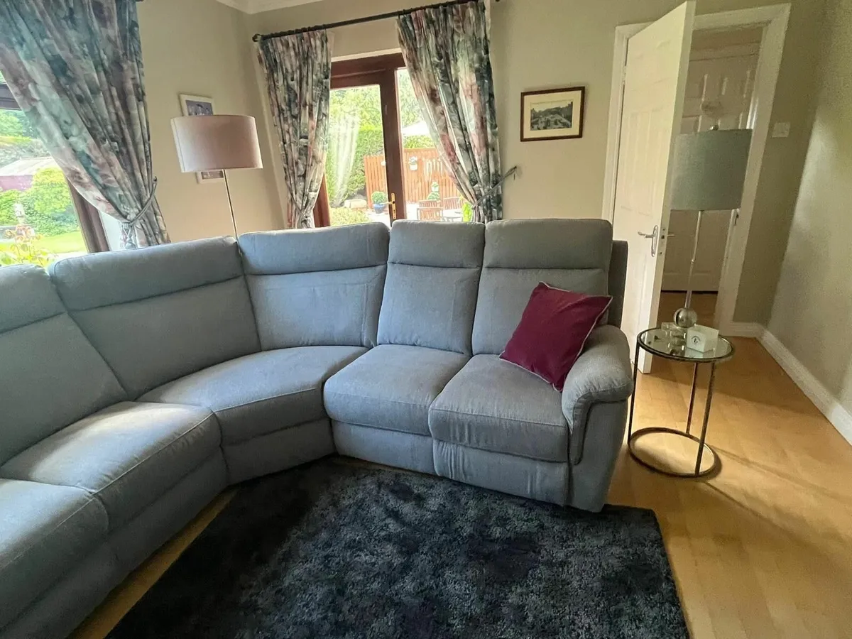 Suite of furniture - Image 1