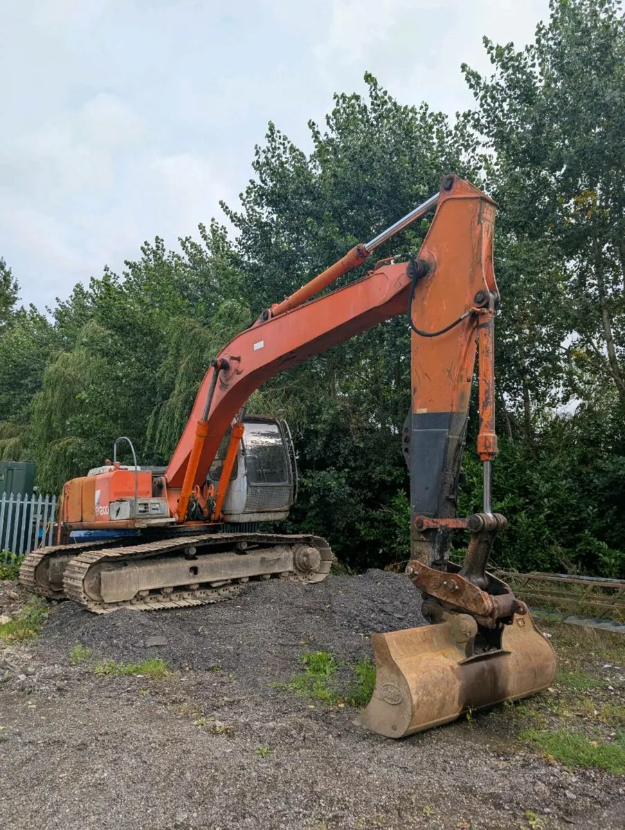 Hitachi Ex200-5 Digger - Image 1