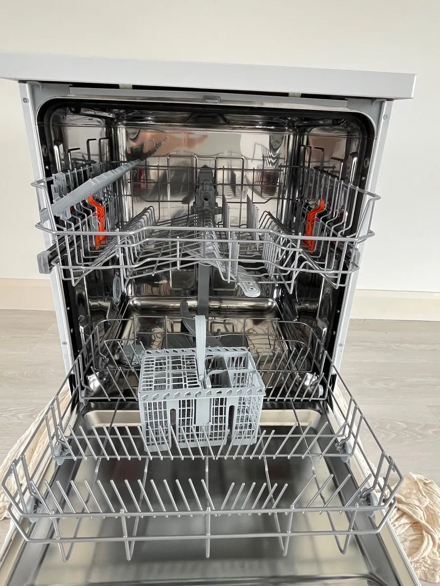 ✨ Hotpoint Dishwasher – Like New! ✨ - Image 3