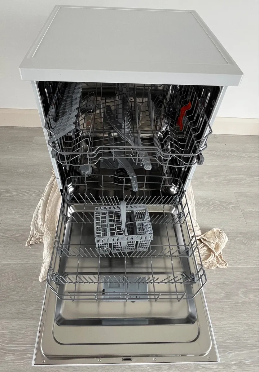 ✨ Hotpoint Dishwasher – Like New! ✨ - Image 4