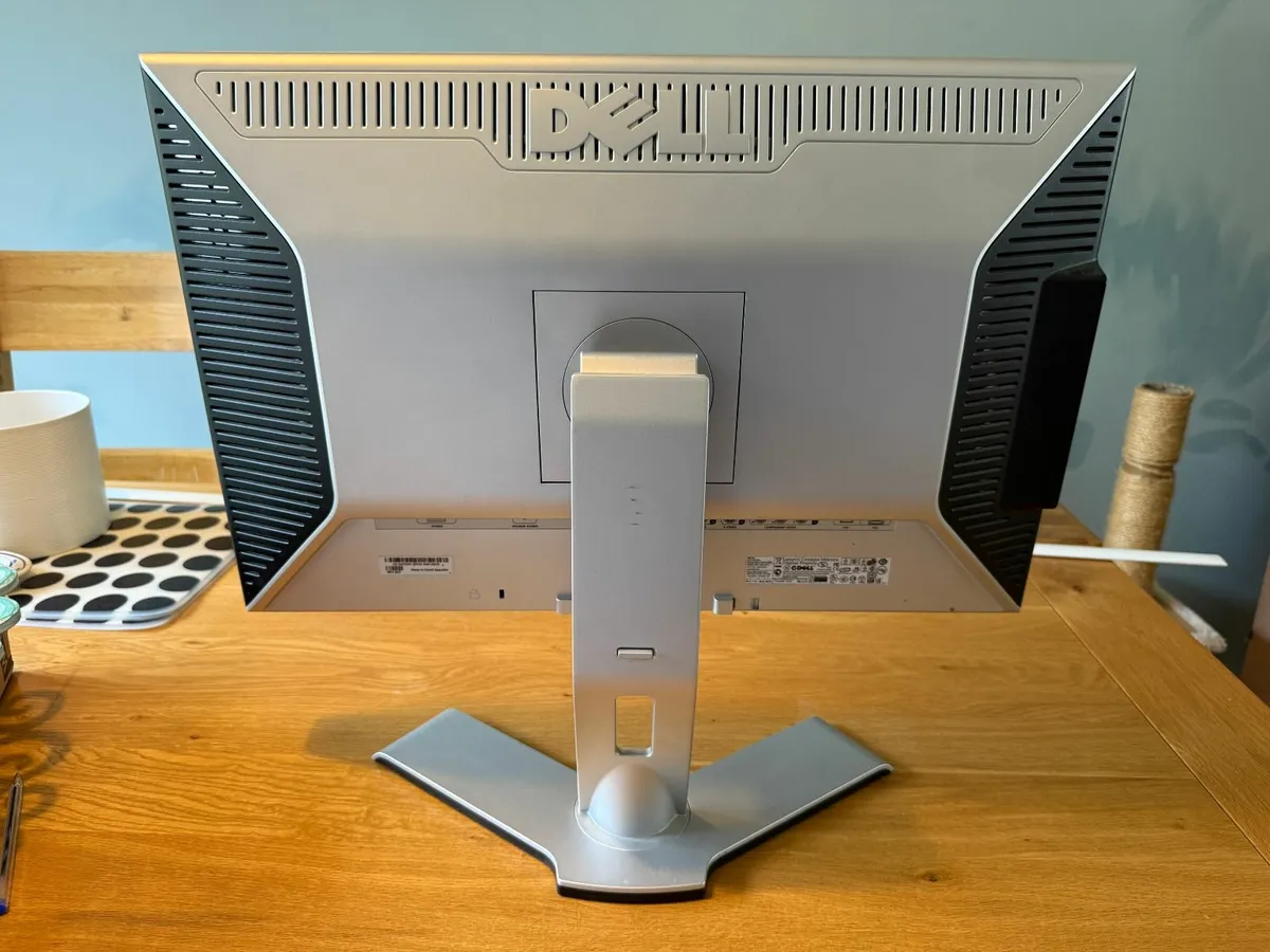 Dell 24" UltraSharp LCD Monitor - Image 2