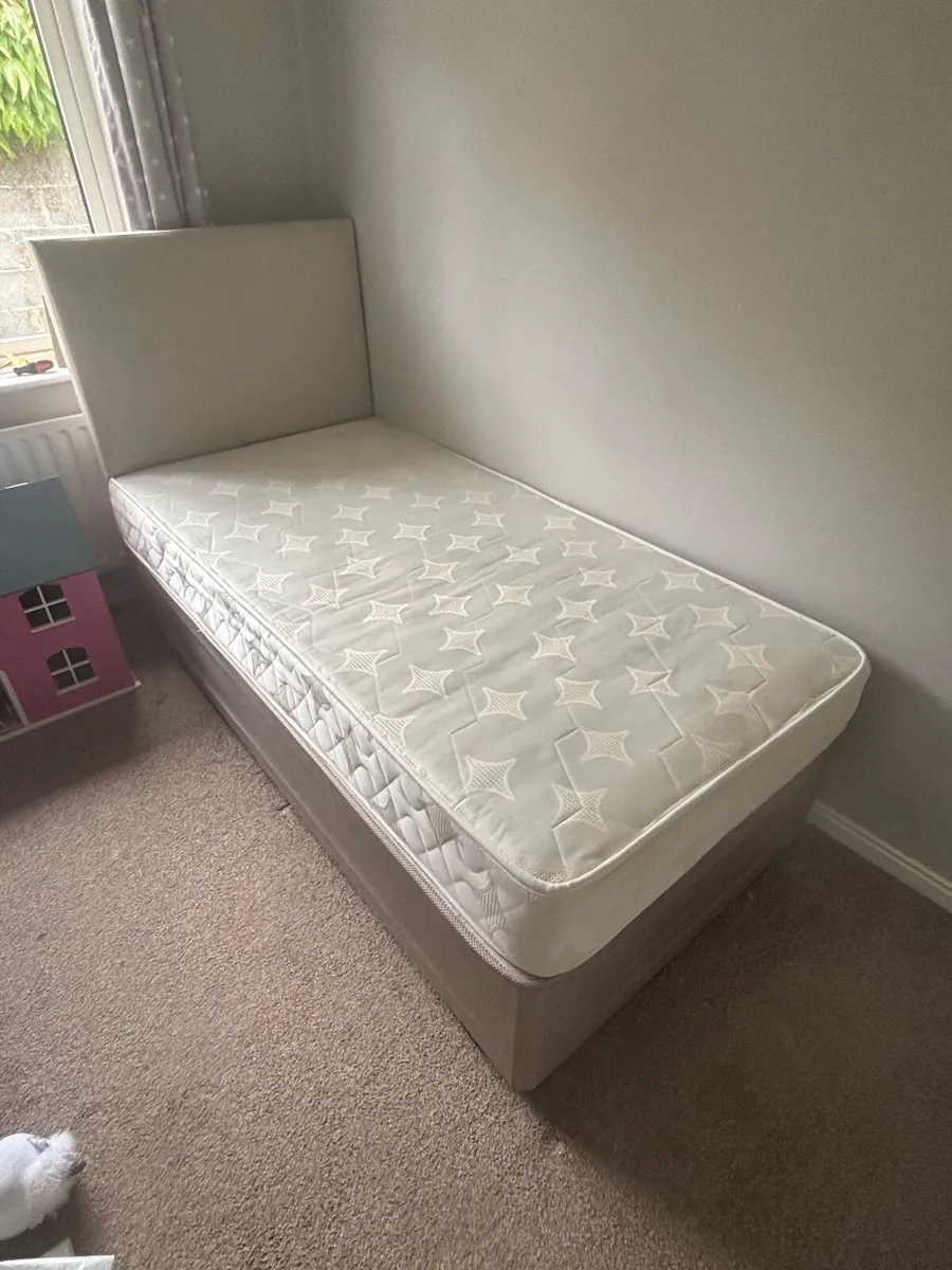 Single bed with Mattress and headboard - Image 1