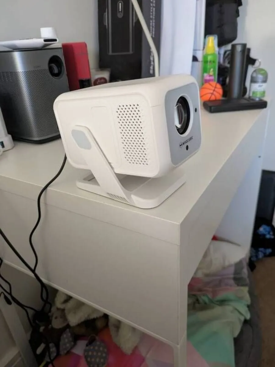 Short Throw HD Android Projector Auto Focus & Keystone - Image 1