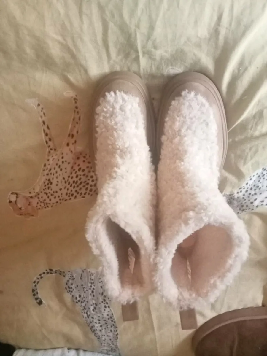 Ladies fluffy boots bundle size 5 - Image 3