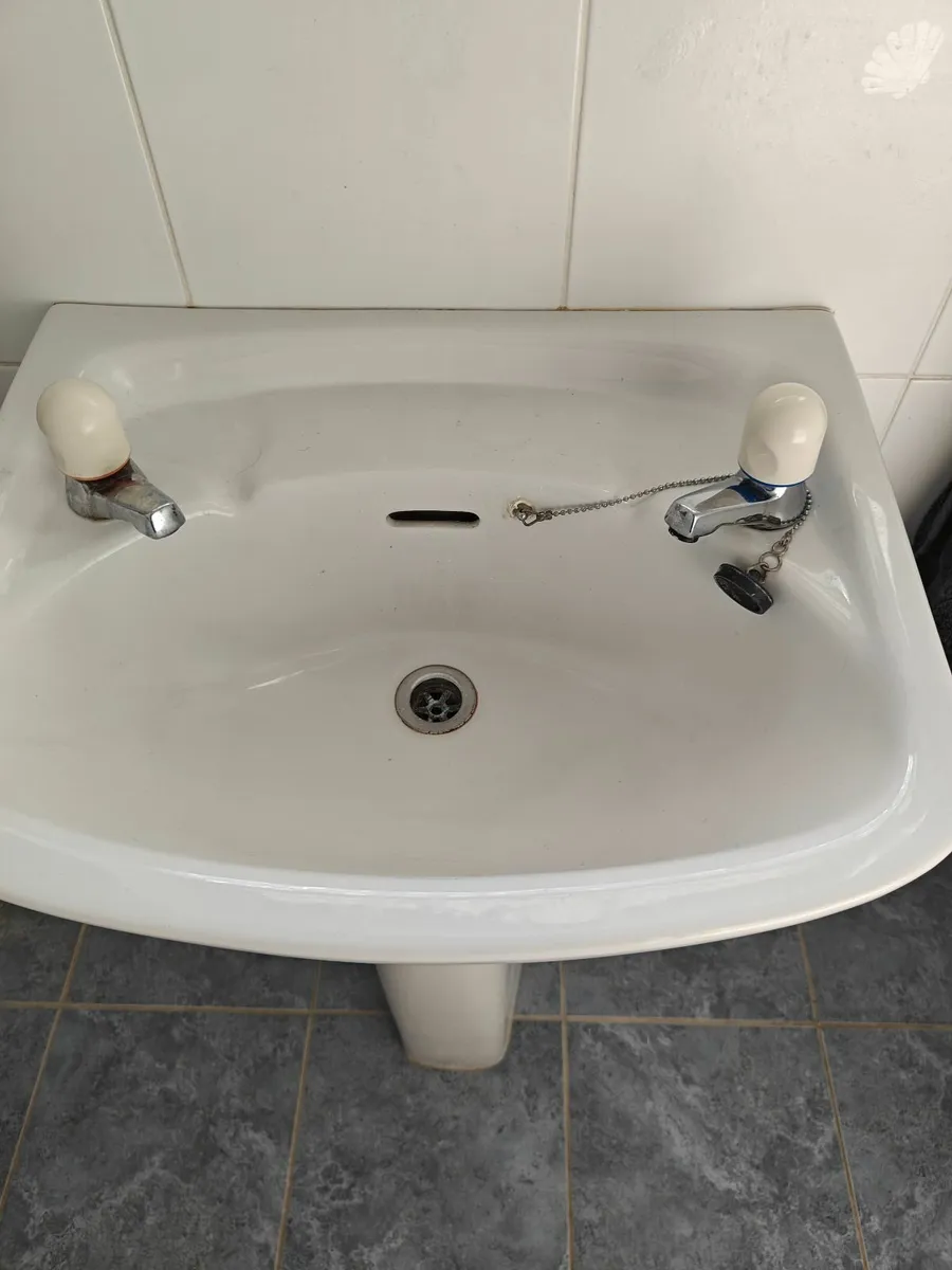 Bathroom suite - Image 1