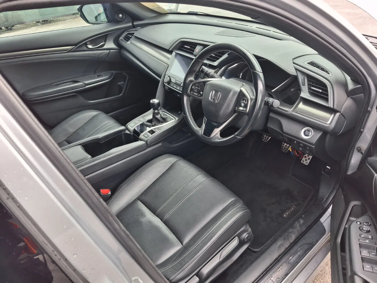 2019 Honda Civic  Prestige pack - Image 4