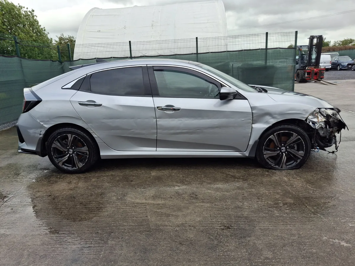 2019 Honda Civic  Prestige pack - Image 4