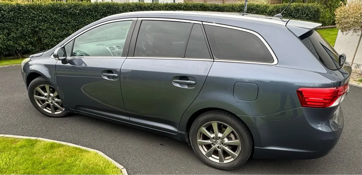 Toyota Avensis Estate - Image 2