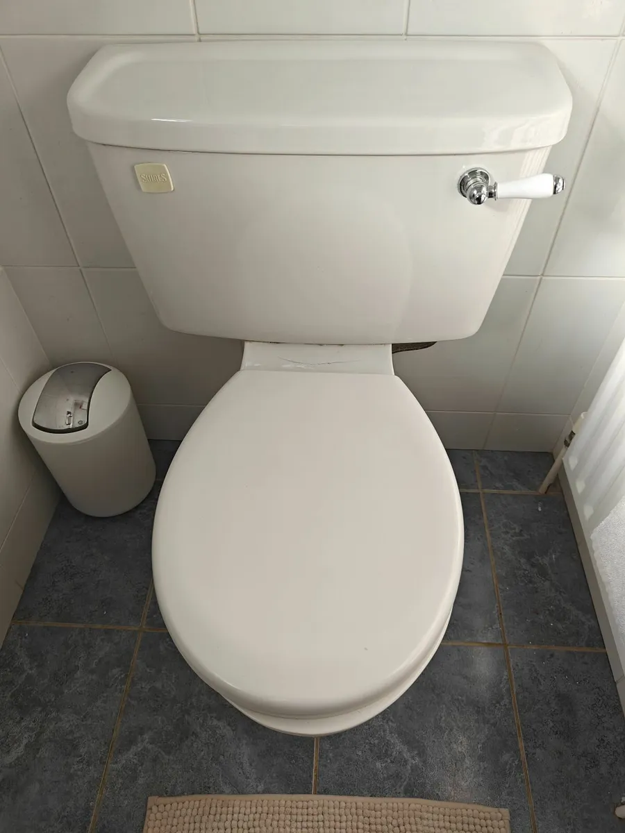Bathroom suite - Image 4