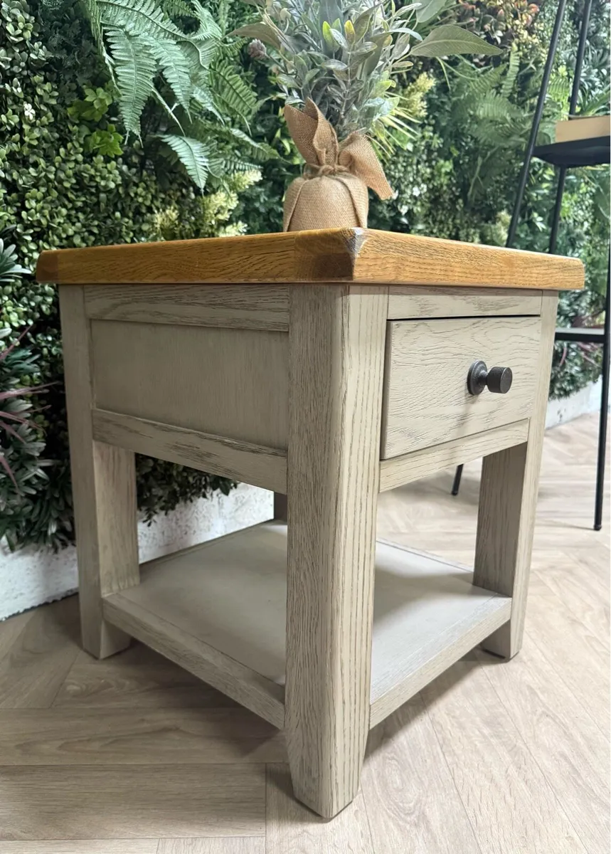 Oak lamp table - Image 1
