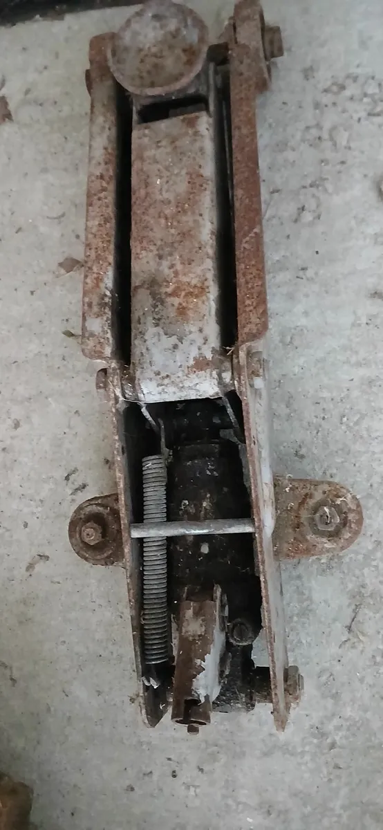Old lorry jack. - Image 1