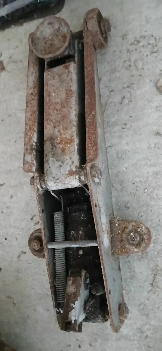 Old lorry jack. - Image 2