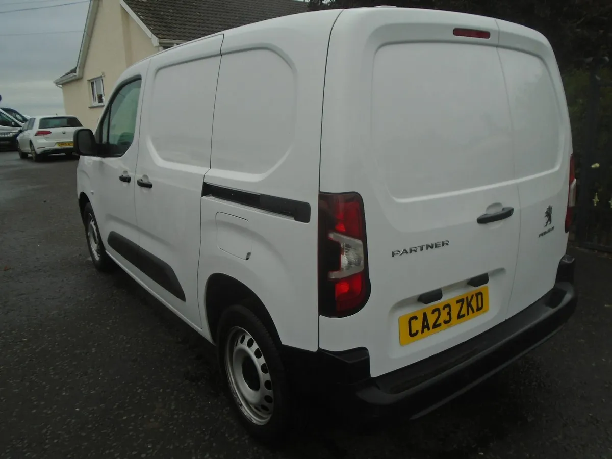 2023 Peugeot Partner PROFESSIONAL 100HP. - Image 4