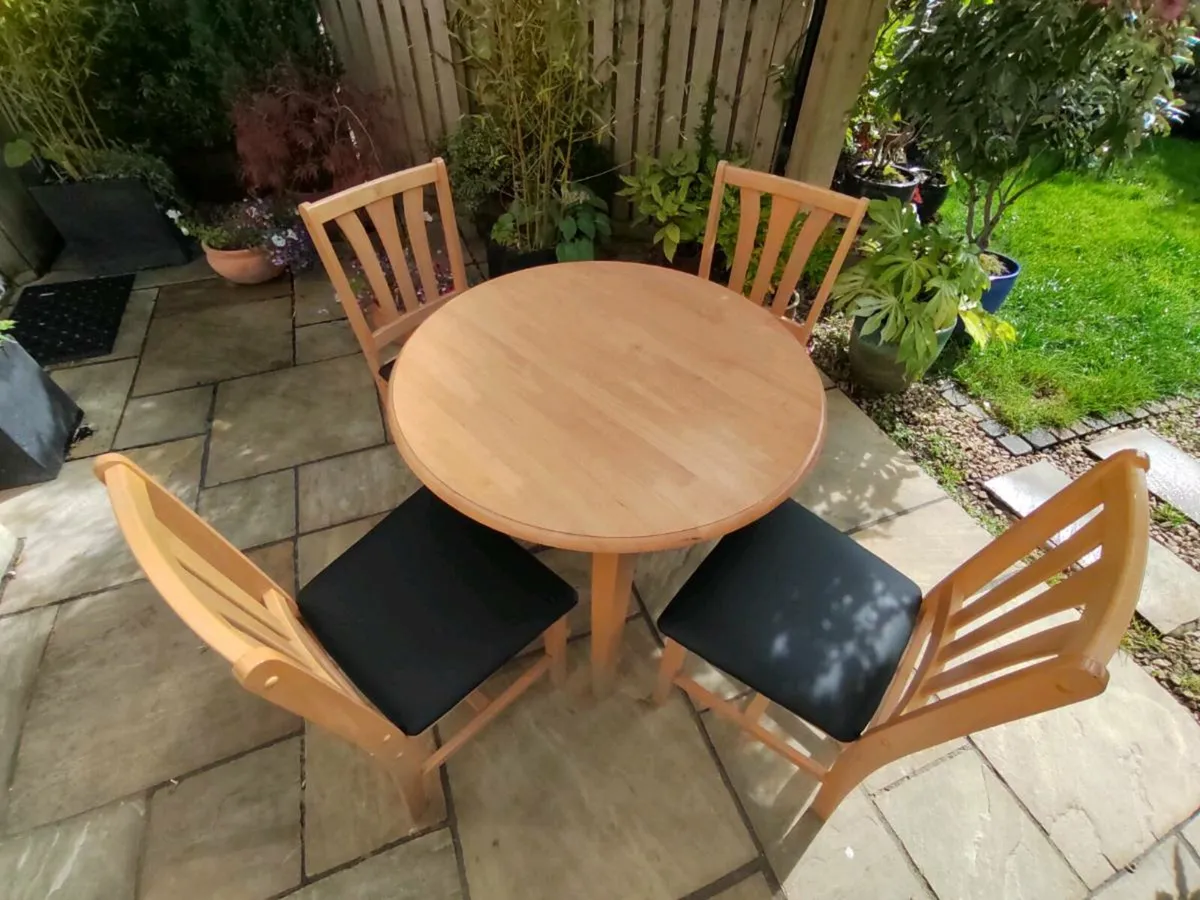 Round kitchen dining table - Image 1